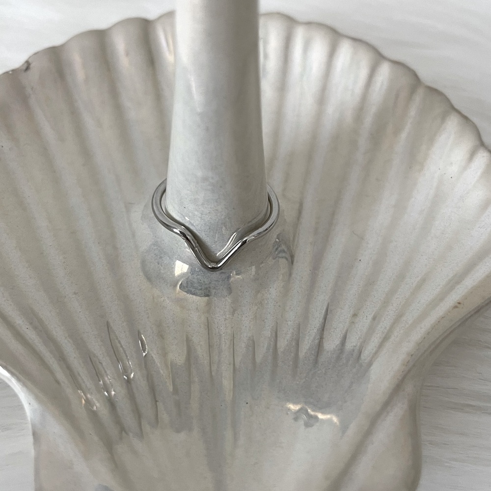 Beautiful Minimalist V-Shape Ring. Stackable. Size 6.